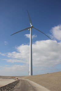Windkraftanlagen werden gefördert - Bild einer modernen Windmühle